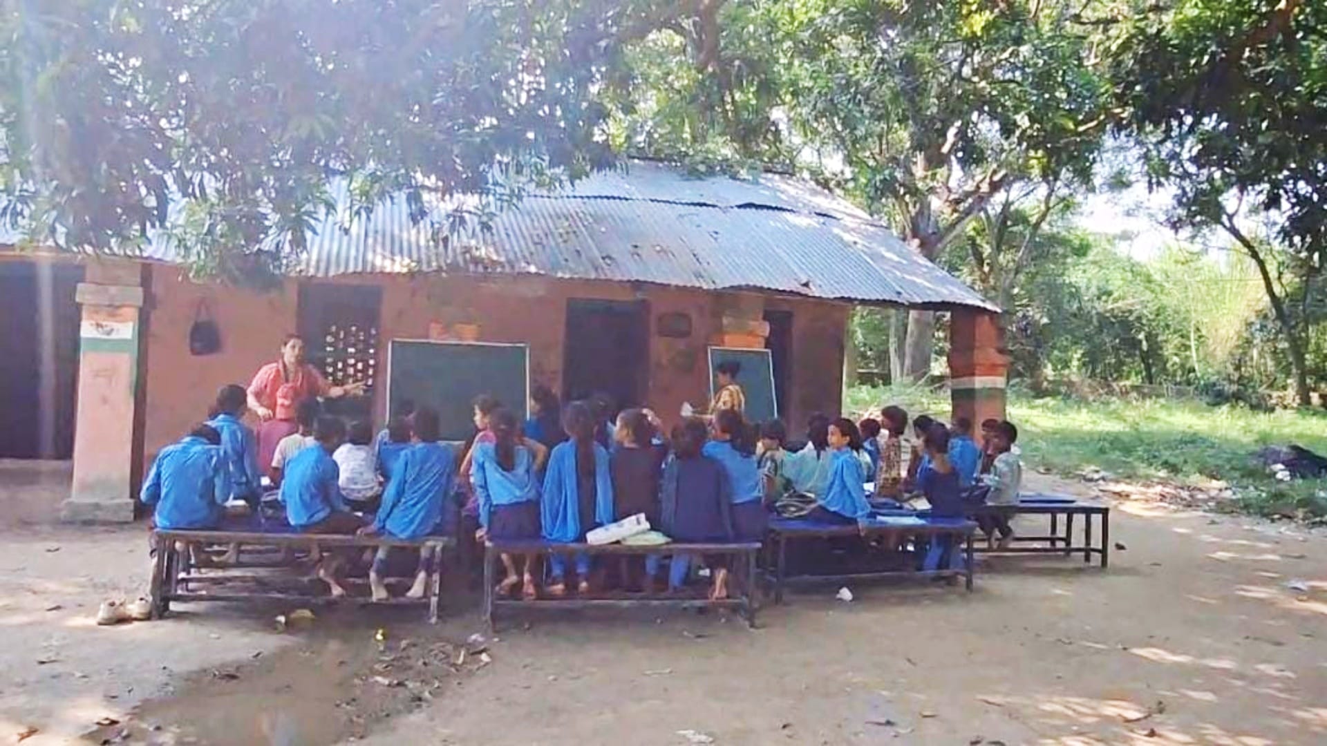 Bihar: Gandhiji's dream Buniyadi school turned into ruins; Children in Muzaffarpur forced to study under trees