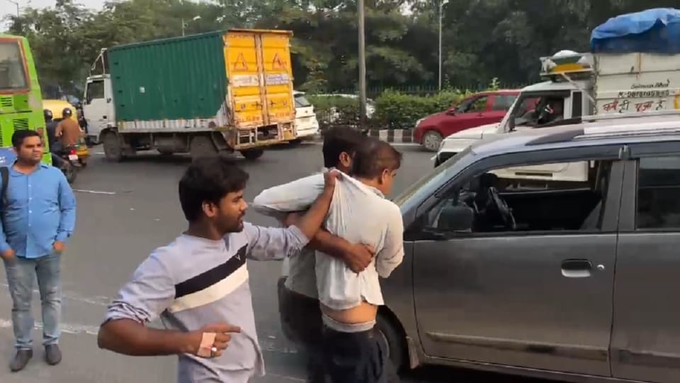Youths riding a car kidnapped the bus driver near Safdarjung Hospital