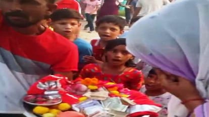 Meerut: Pig gives birth to a strange child, worship in the village, drums beat, see picture of the child