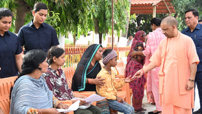 CM Yogi heard complaints of 900 people during public darshan in Gorakhnath temple