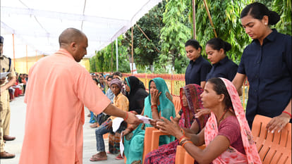 CM Yogi heard complaints of 900 people during public darshan in Gorakhnath temple