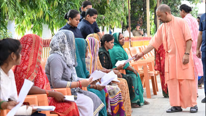 CM Yogi heard complaints of 900 people during public darshan in Gorakhnath temple