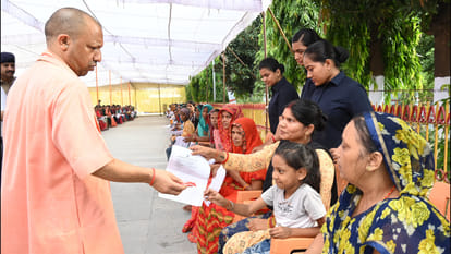 CM Yogi heard complaints of 900 people during public darshan in Gorakhnath temple