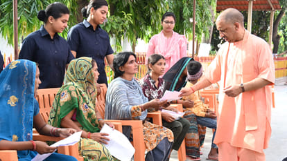 CM Yogi heard complaints of 900 people during public darshan in Gorakhnath temple