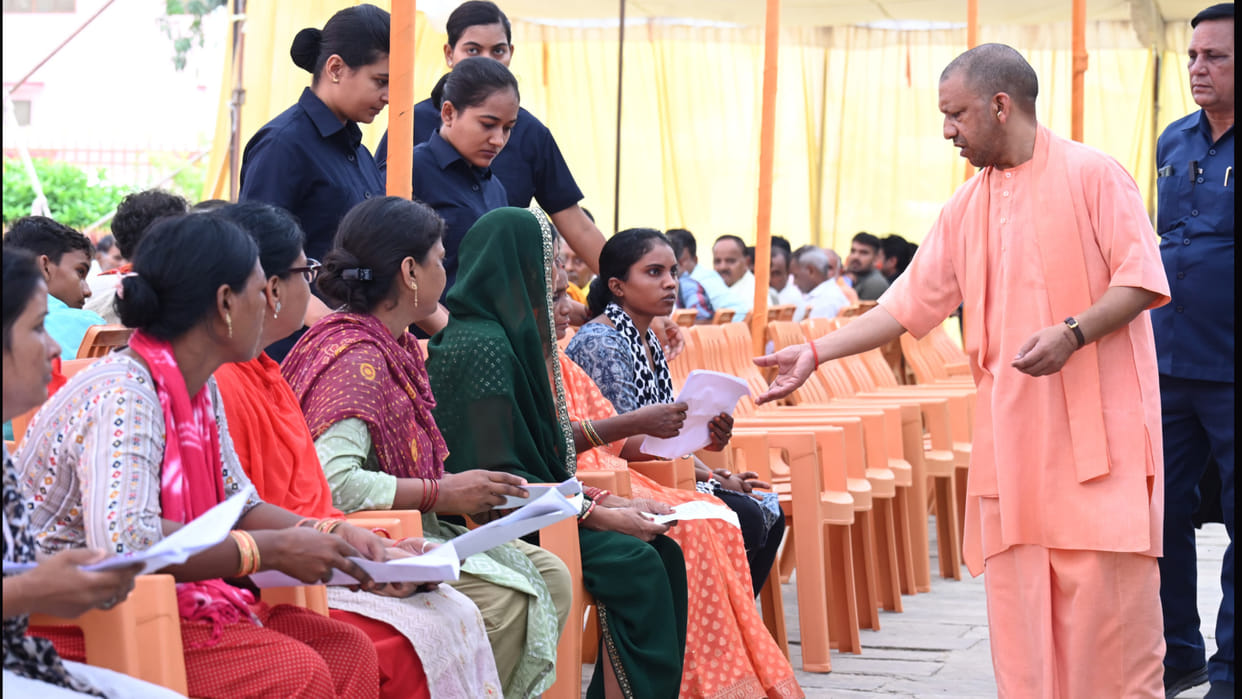 CM Yogi heard complaints of 900 people during public darshan in Gorakhnath temple