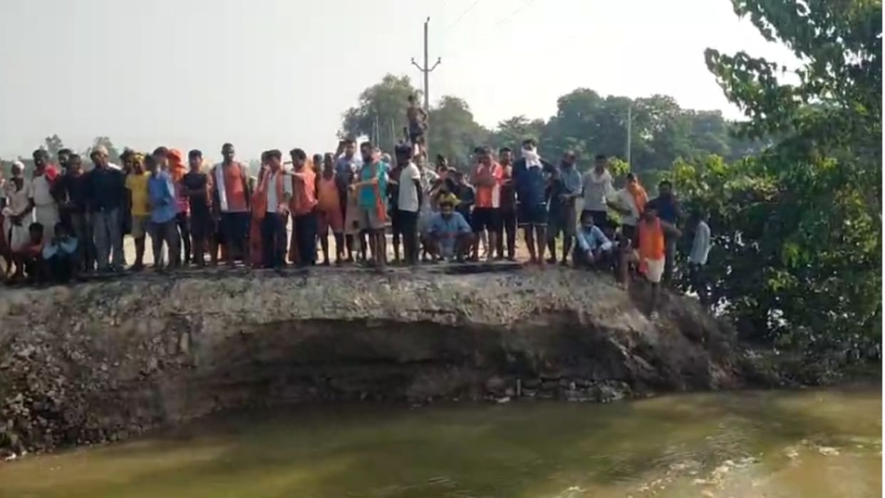 flood Impact in Ballia villagers stopped repair work of NH 31