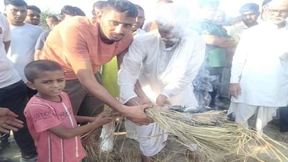 huge crowd gathered in Agra for last rites of ITBP jawan his five-year-old son lit funeral pyre