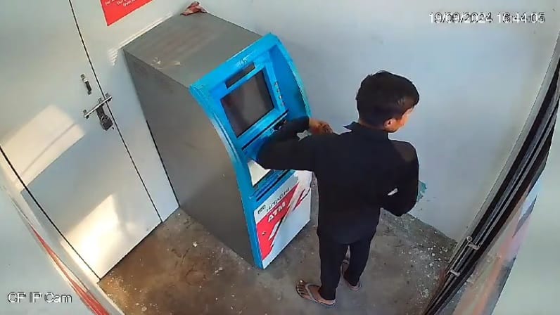 Rs 1 lakh stolen by tampering with ATM, thieves caught on CCTV, report filed against unknown