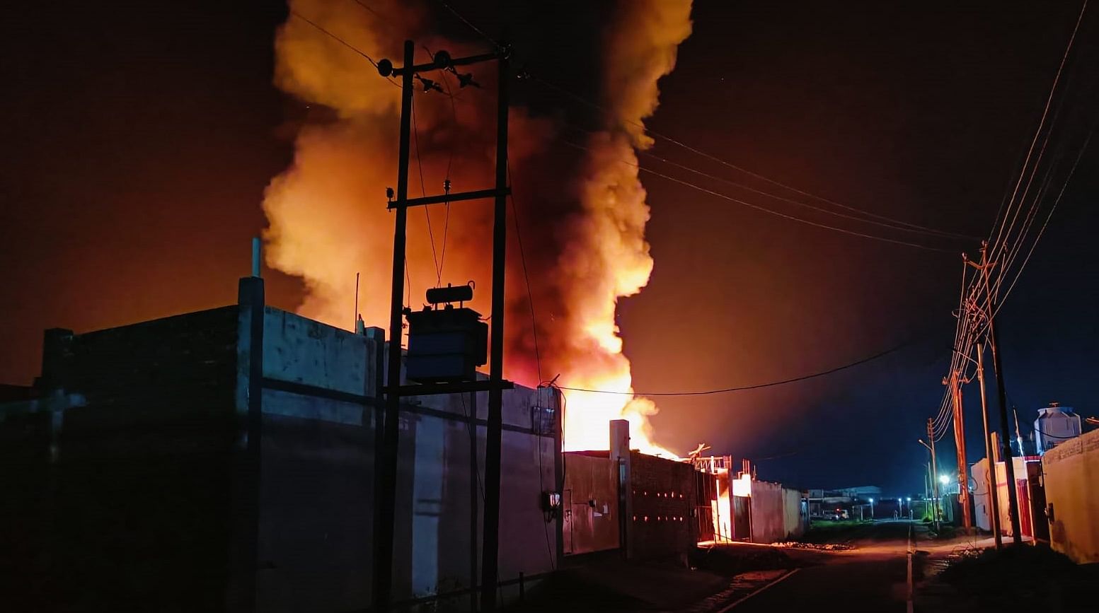 Kanpur Dehat Fire, Fire broke out in cardboard factory, fire brigade brought it under control