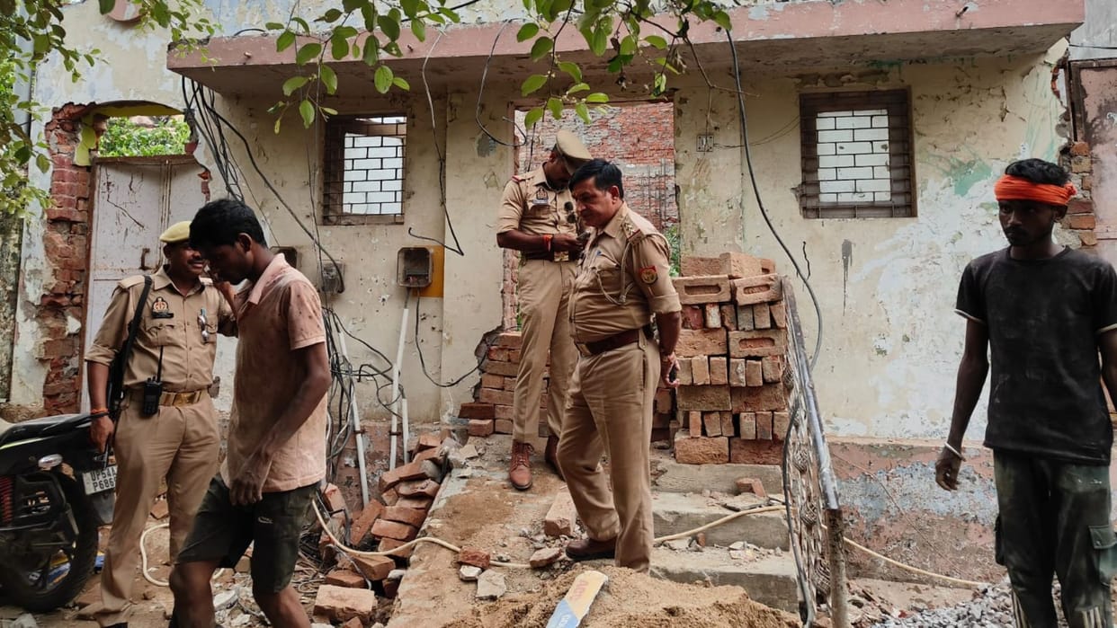 Laborer injured due to wall collapse in Varanasi