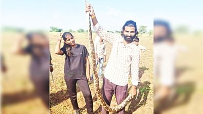 Rajasthan News: खेत में महिलाओं के पैरों में हुई सरसराहट, देखा तो निकला 10 फीट का अजगर, फिर हुआ यह Rajasthan News: 10 feet long python found in a field in Kekri, rescue team caught it safely