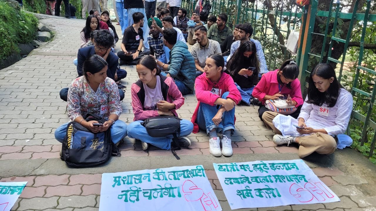 Sanjauli College SFI protested for 6 hours in Sanjauli College classes were held in the presence of police
