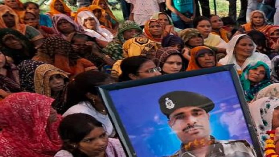 Jammu and Kashmir accident Bus of BSF soldiers going on election duty fell into a ditch Lal of Etah martyred
