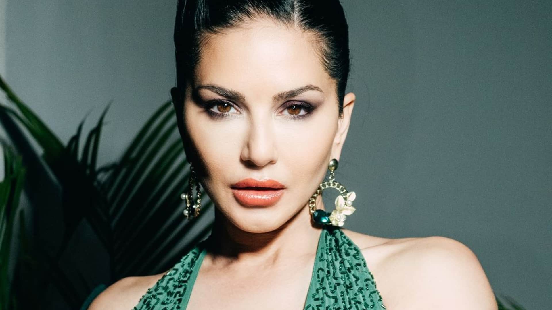 Sunny Leone work In A Hollywood Film Shooting Pictures Went Viral