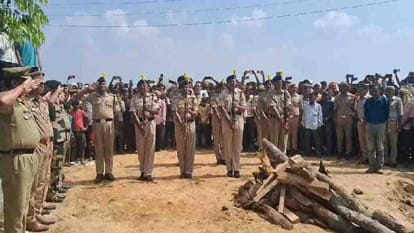 funeral of BSF jawan was held with military honors in Etah After his death in Jammu