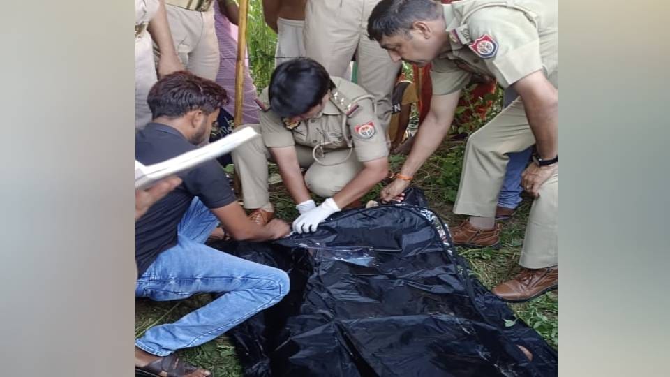 body of married woman found lying in field in Firozabad family members said daughter murdered