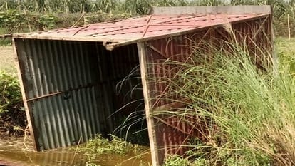 उखाड़कर तालाब में फेंका गया खोखा।