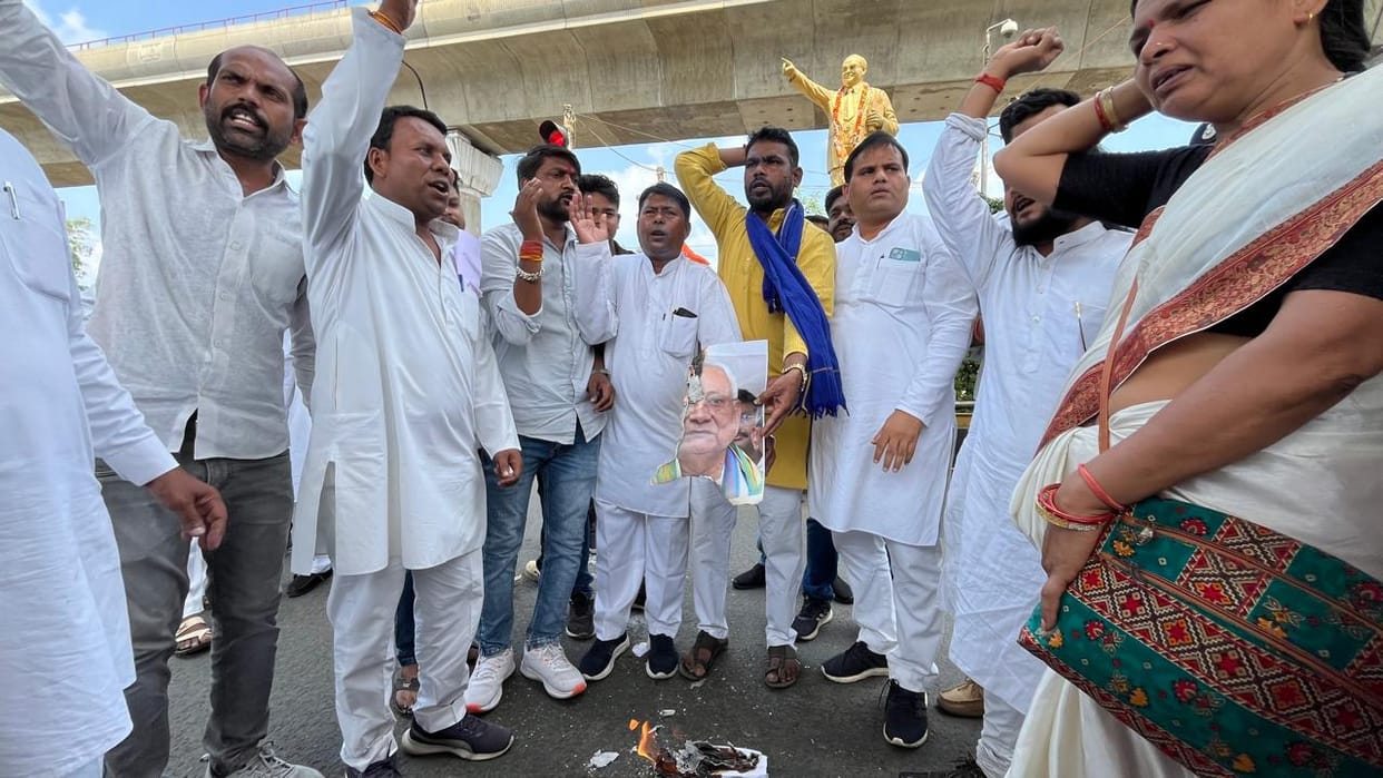 Protest in Bhopal over burning of 80 houses of Dalit families in Bihar, CM's resignation demanded