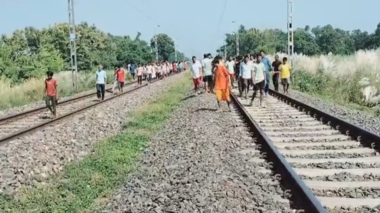 Bihar News: 9th class student hit by train in Bettiah, died on spot; family members shocked by incident