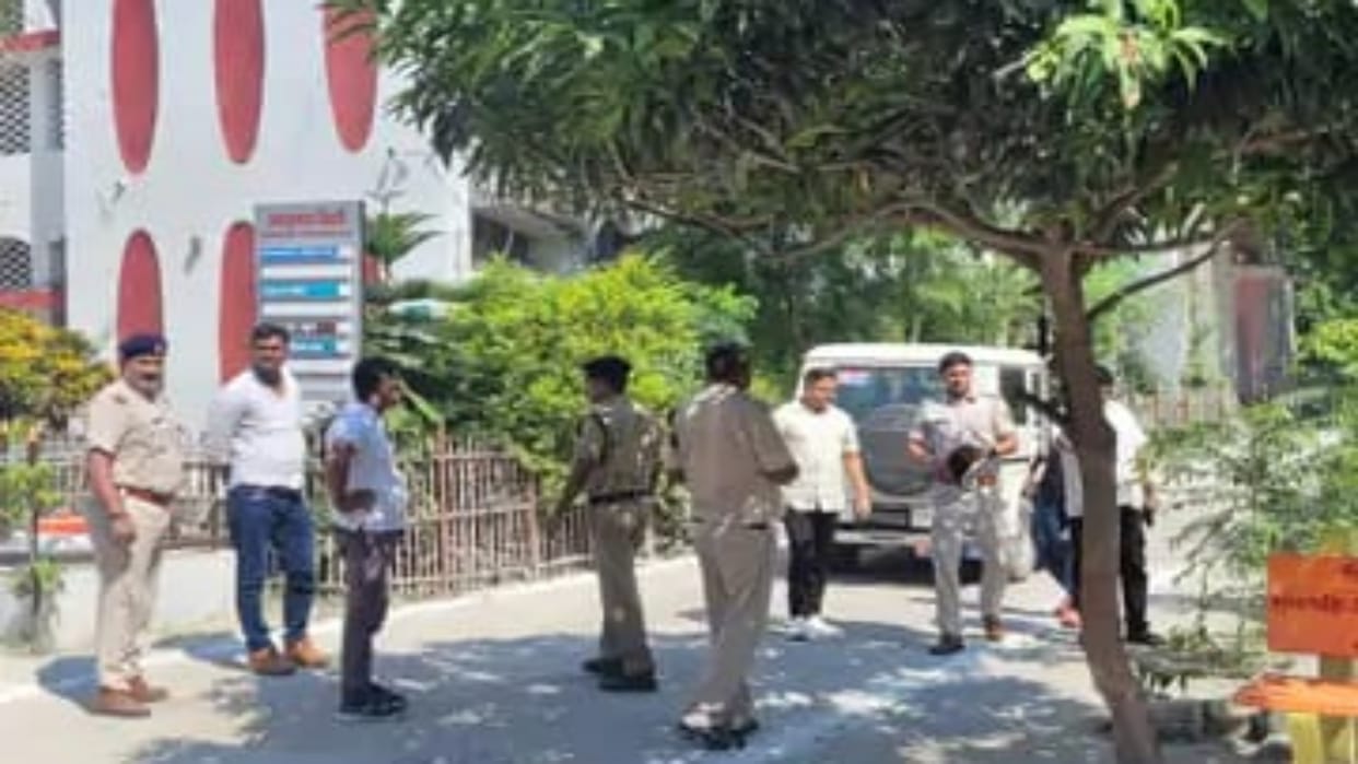 Bihar News: Constable dies after being hit by a train while patrolling in Bettiah
