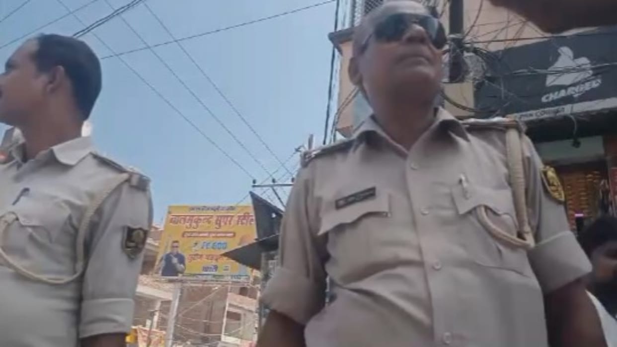 Bihar News: Sitamarhi traffic police accused of bribery, postmaster made a video of taking bribe