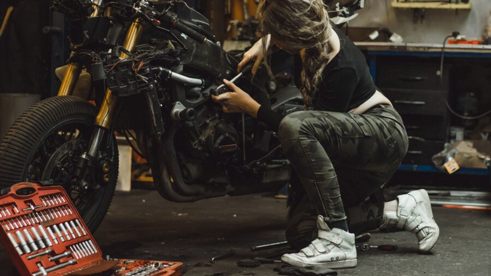 correct interval to change bike engine oil know details