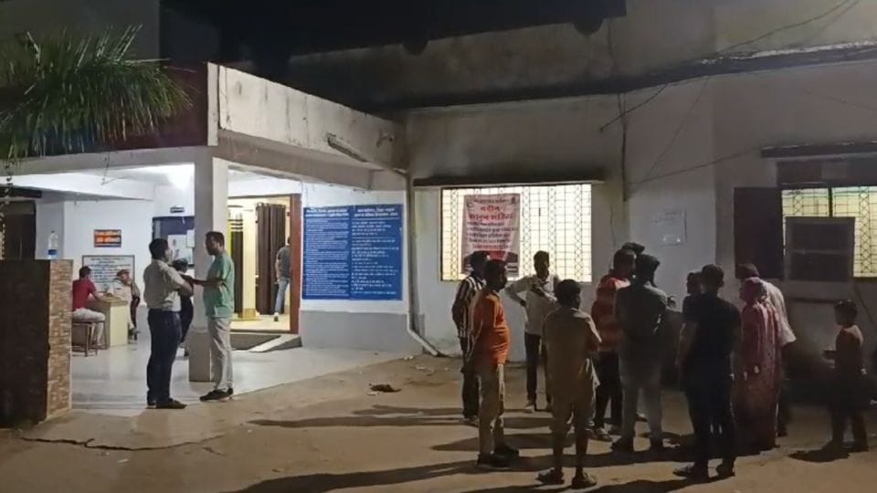 miscreants blocked path of doctor going home and beat him up In Ambikapur Nagar