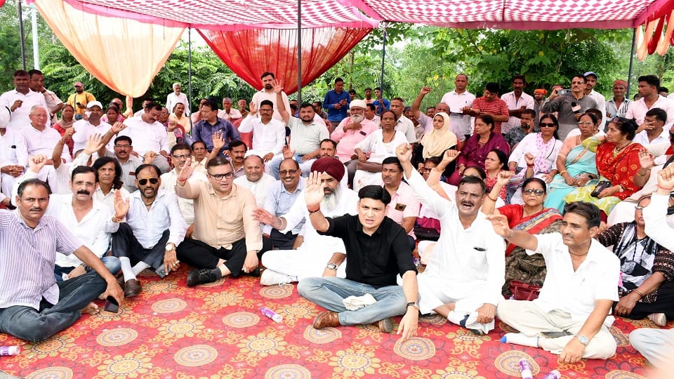 Villagers and Congressmen protest for movement from Gaula bridge Haldwani
