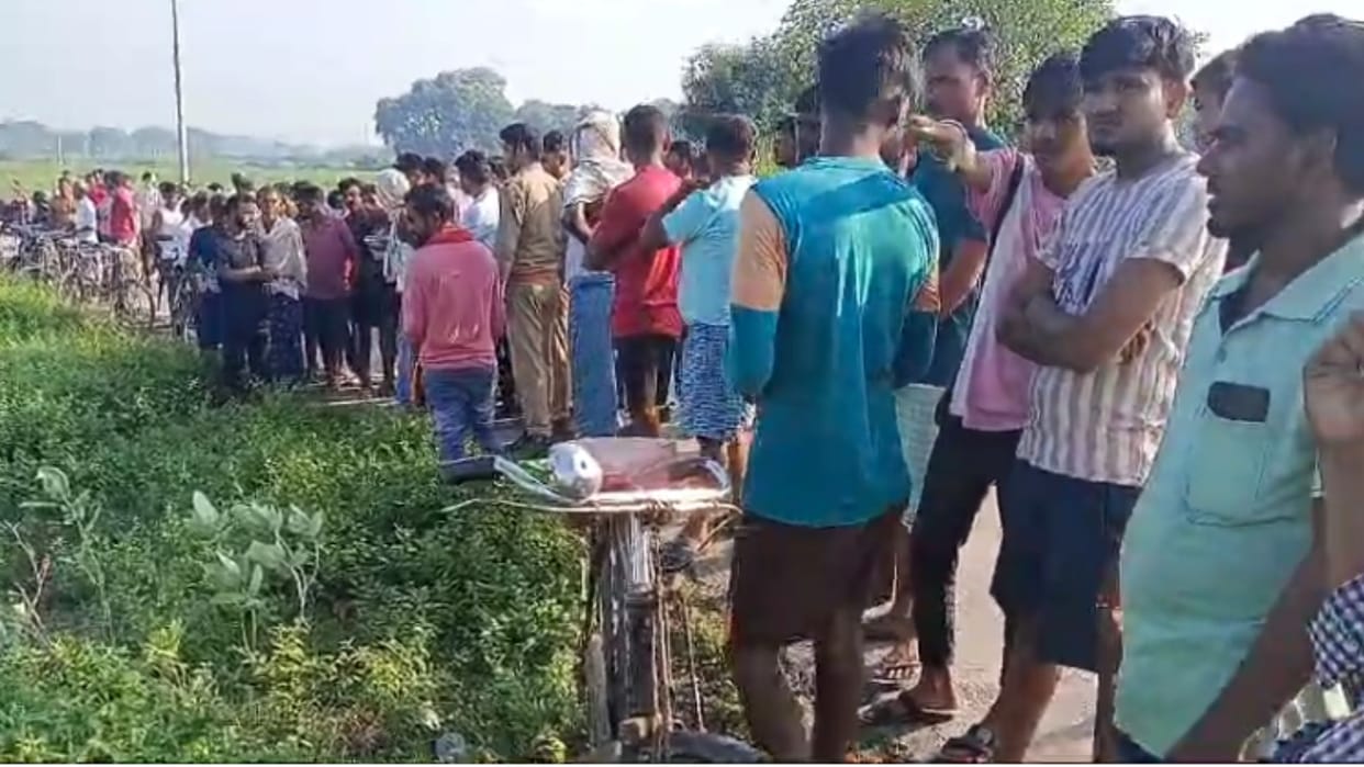three student injured in accident after Tata Sumo overturned in field on roadside in bhadohi