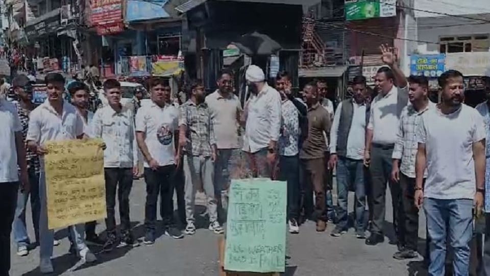 Congress burnt the effigy of the Union Highway Minister and demonstrated in pithoragarh