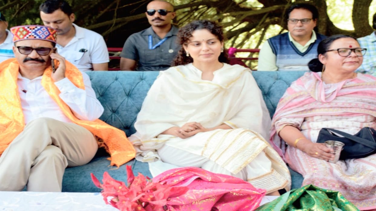 HP Politics: Kangana Ranaut said Congress government in Himachal takes loan and gives it to Sonia Gandhi