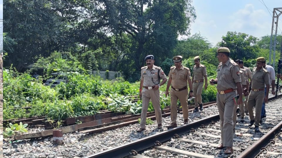 Now a fire cylinder was found on railway track in Kanpur Pushpak Express was going from Mumbai to Lucknow