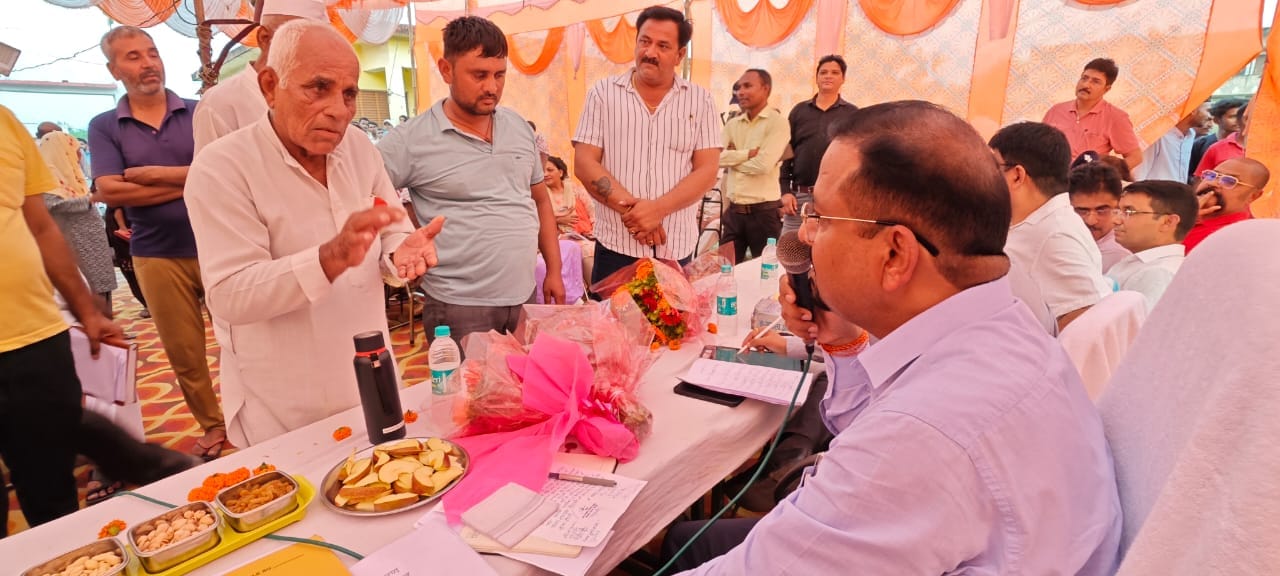 Roorkee News DM held Meeting people not recognize Patwari, Consolidation Officer and VDO