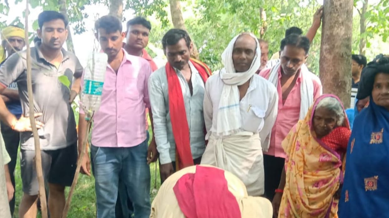 Rajmistri dead body hanging and  suicide note found in sonbhadra