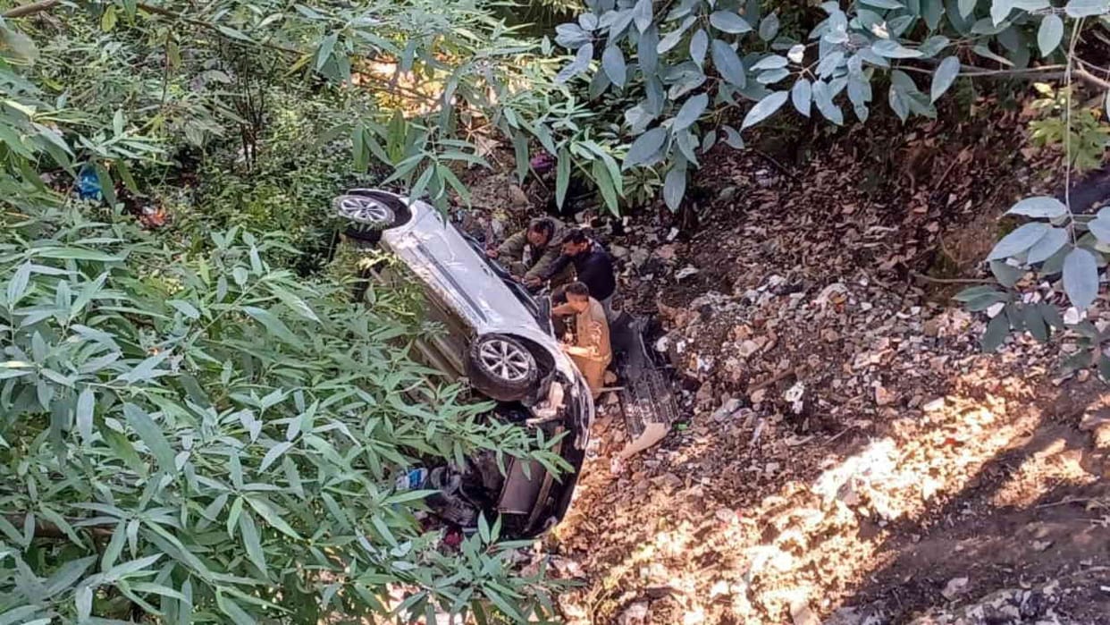 Delhi passengers Car fell into ditch near Mussoorie Zero Point Dehradun Uttarakhand News