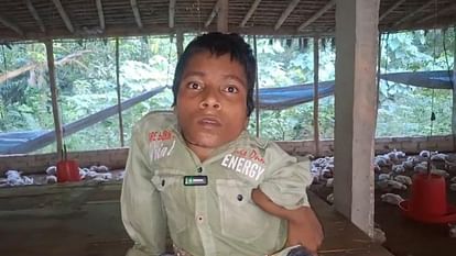 Bihar: दोनों हाथ-पैरों से दिव्यांग हैं चंदन कुमार, सरकारी मदद को तरसते रहे... पर सफल होकर बने प्रेरणा स्रोत Muzaffarpur News: Chandan Kumar became an example of self-reliance by defeating disability