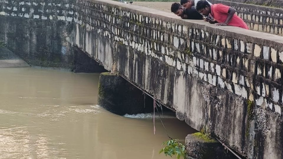 Woman body found stuck to a pillar in canal in Korba