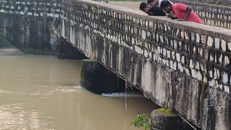 Korba: नहर में खंभे से अटका मिला महिला का शव, नहीं हो सकी पहचान; जांच में जुटी पुलिस