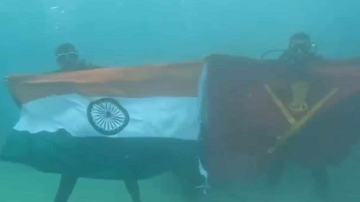 Army hoists Tricolour underwater after first-ever expedition from Siachen Glacier to Indira Point news in hind