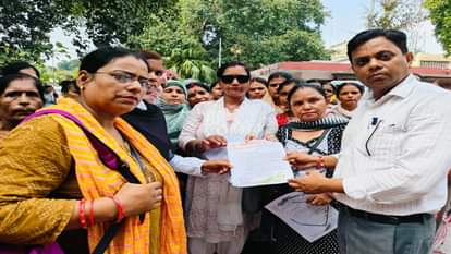 आशा कर्मियों ने प्रशासनिक अधिकारी को सौंपा ज्ञापन
