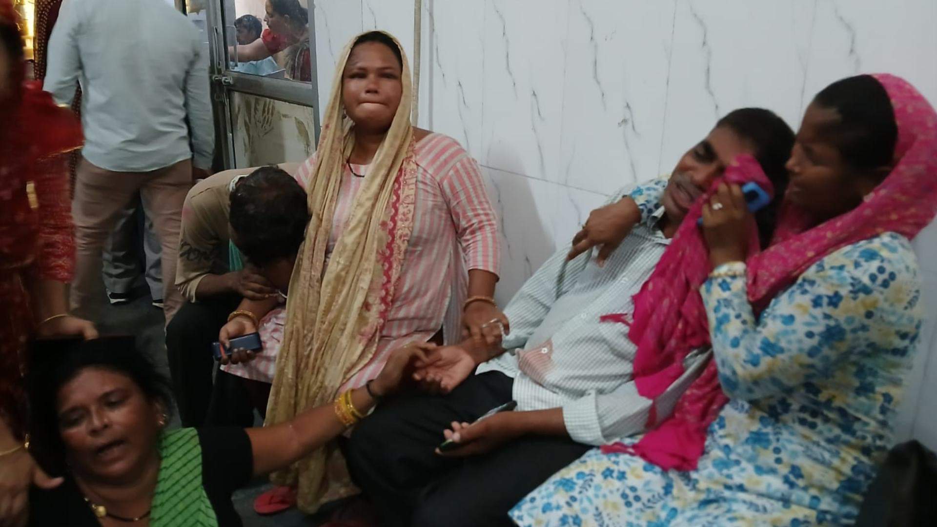 रोते बिलखते परिजन