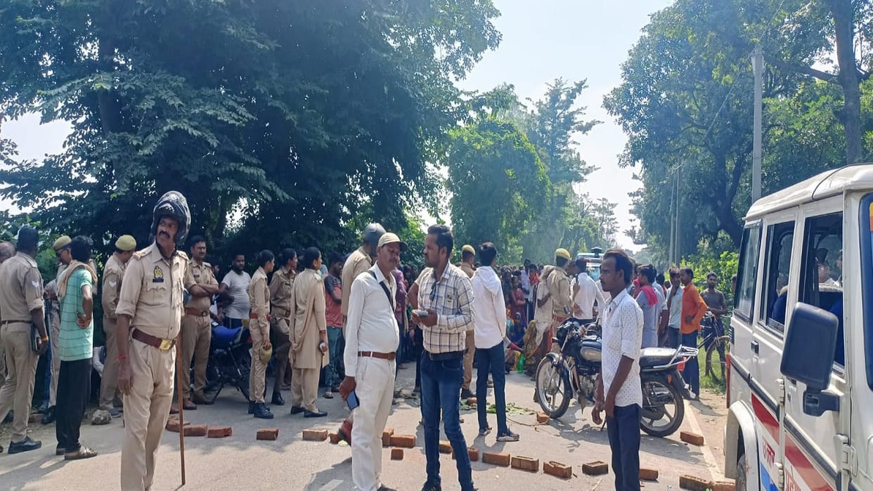 Child dies due to electric shock family members block the road by placing the body in Lakhimpur kheri