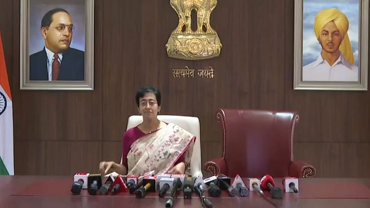 New Cm Of Delhi Atishi Took Charge Of Post Of Chief Minister – Amar Ujala Hindi News Live – Delhi:केजरीवाल की कुर्सी पर नहीं बैठीं आतिशी, मुख्यमंत्री पद संभालते ही बोलीं