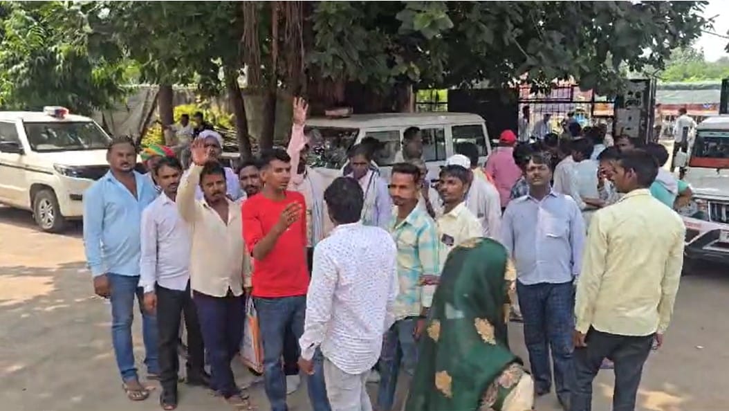 शराब ठेके को बंद करवाने को लेकर ग्रामीणों में रोष