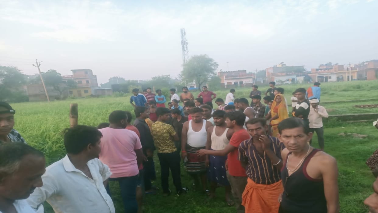 Youth murdered and body thrown in paddy field, liquor bottle and playing cards found at the spot