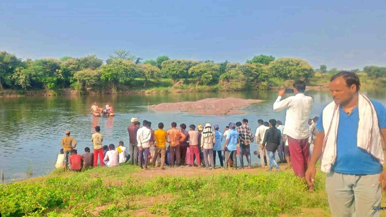 Tikamgarh News: Two youths fell into Jamni river while fishing in Malpitha village, one missing