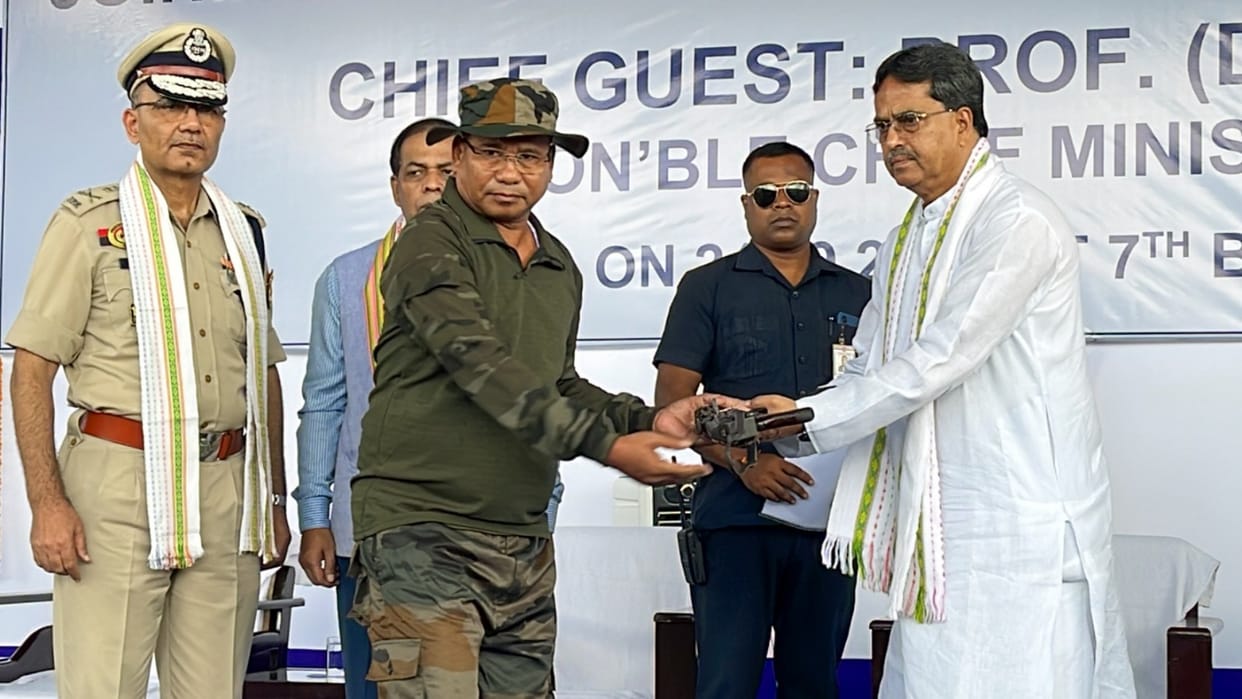 500 militants lay down arms before Tripura CM Manik Saha, news in hindi