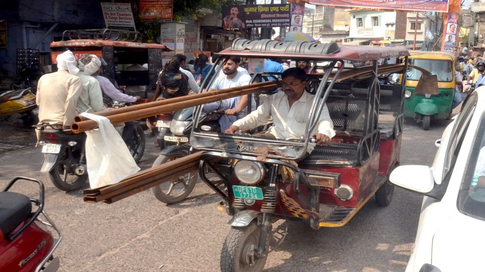 Delhi News LG VK Saxena Orders Action Against Illegal E-Rickshaws to Tackle Traffic Chaos in Capital