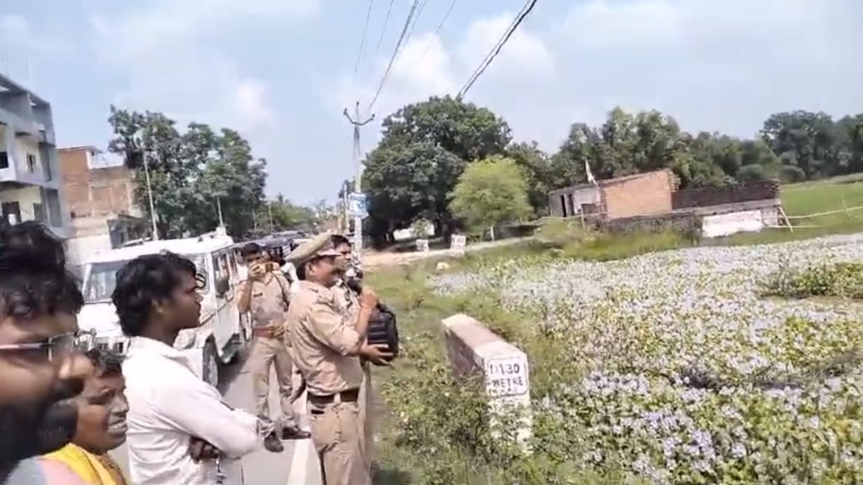 Doubtful people jumped into a pond in Gauriganj Amethi.