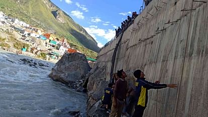 Malaysia resident was swept away in river near Badrinath Dham ghat Another person also jumped SDRF rescue